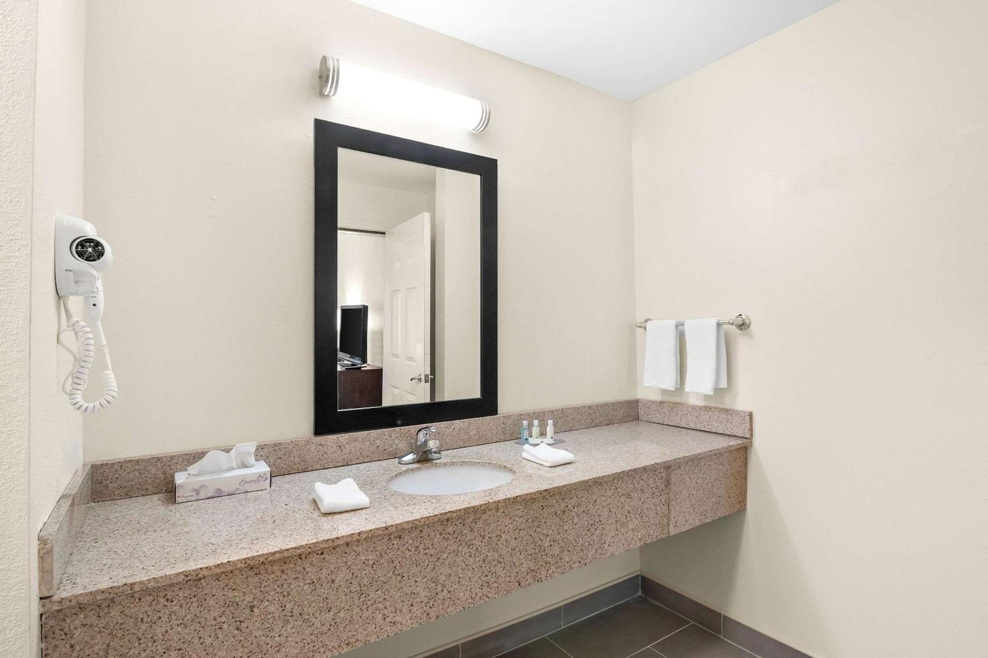 קווינסבורי Quality Inn מראה חיצוני תמונה