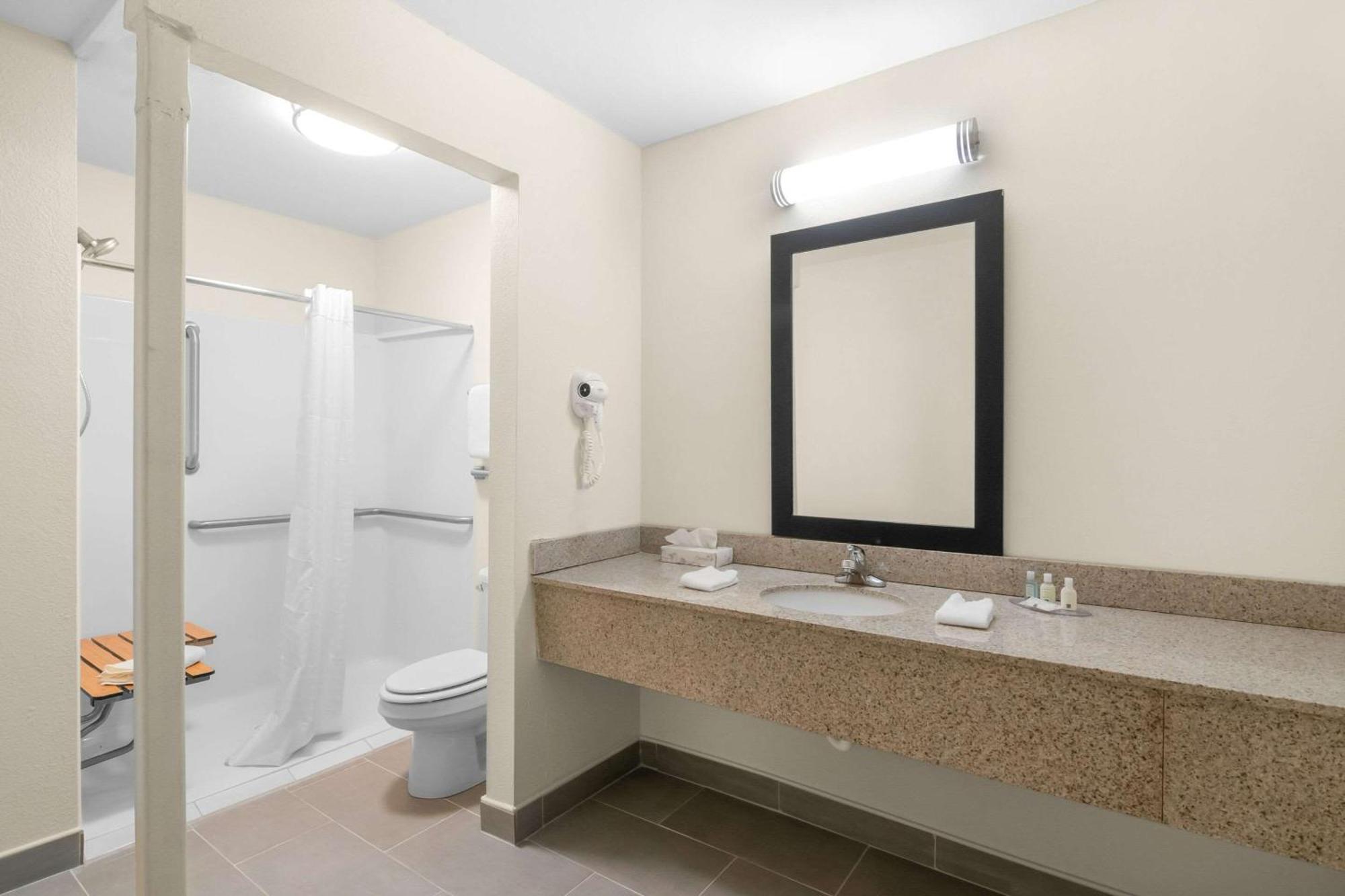 קווינסבורי Quality Inn מראה חיצוני תמונה