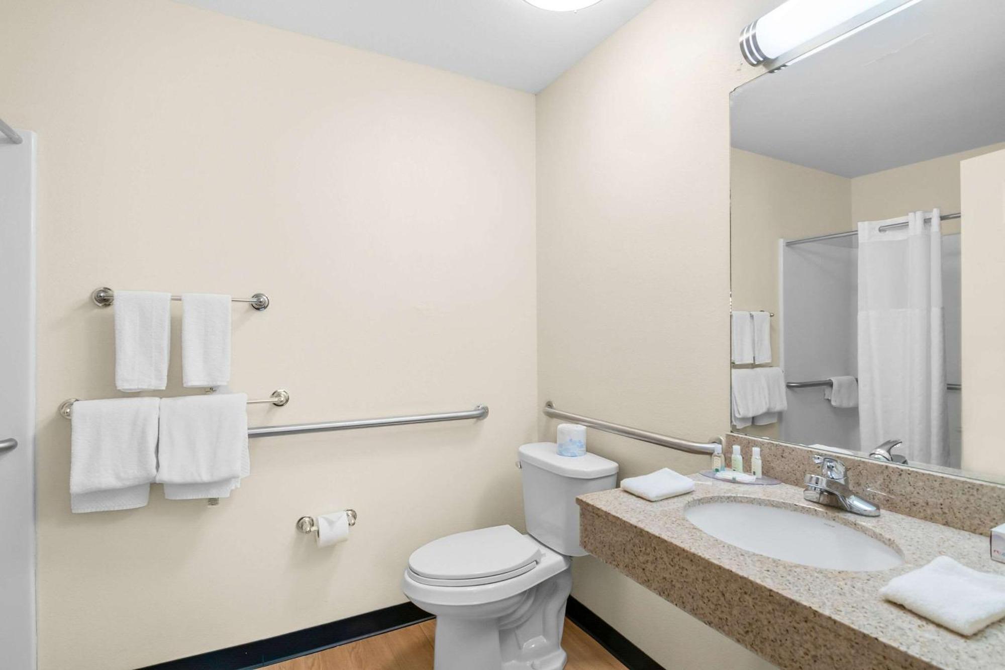 קווינסבורי Quality Inn מראה חיצוני תמונה