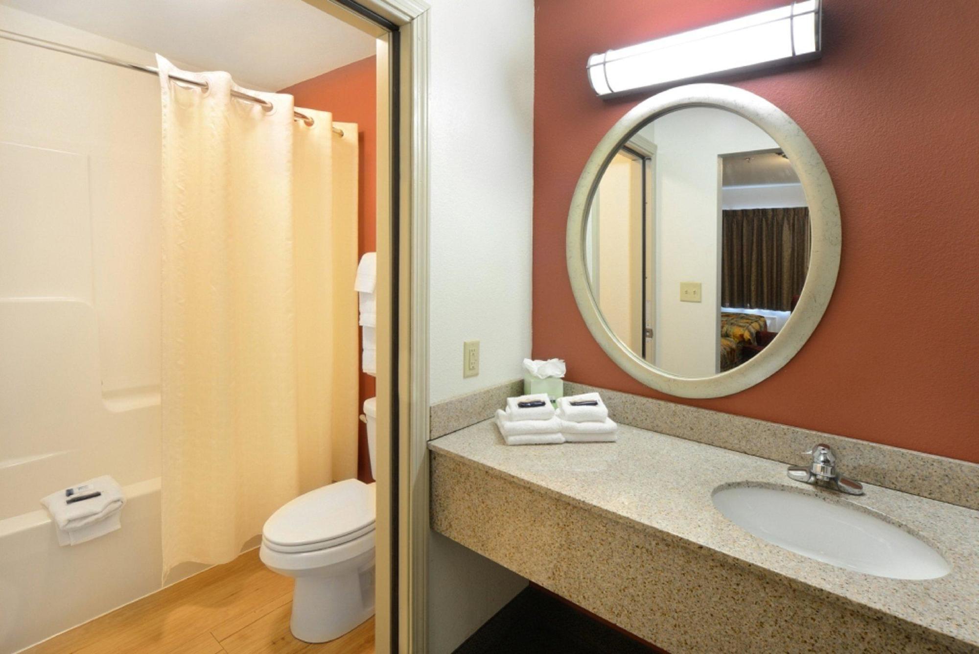 קווינסבורי Quality Inn מראה חיצוני תמונה